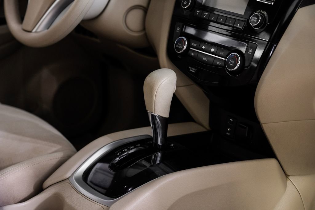 Used 2015 Nissan Rogue SV image 19