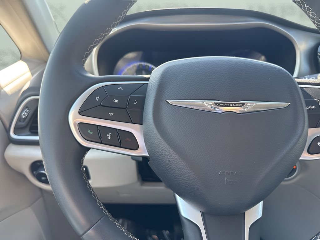 Used 2023 Chrysler Pacifica Touring-L FWD image 14