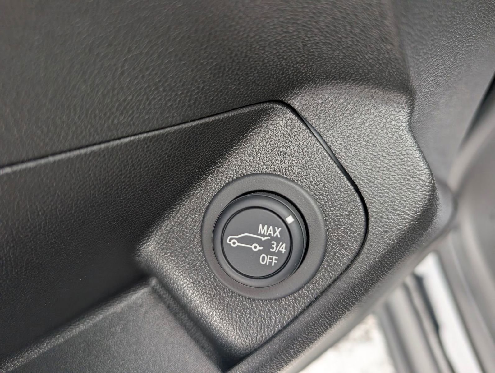 Used 2024 GMC Terrain SLE w/ Driver Convenience Package image 10