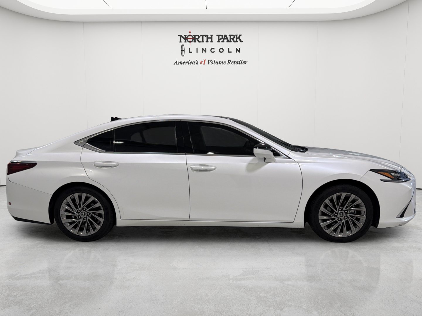 Used 2025 Lexus ES 350 Ultra Luxury w/ Accessory Package (Z2) FWD image 6