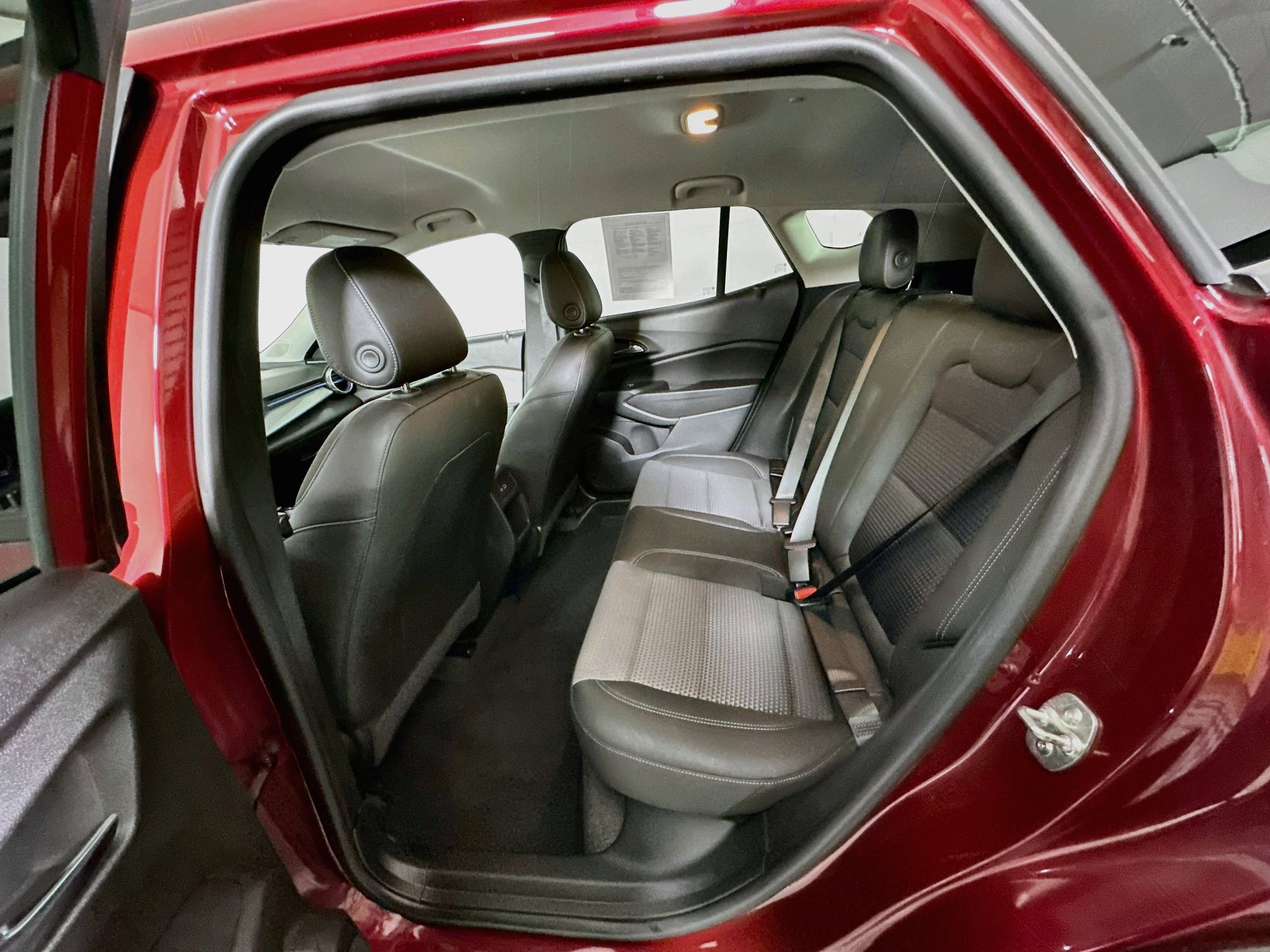 Used 2025 Chevrolet Trax LT FWD image 26