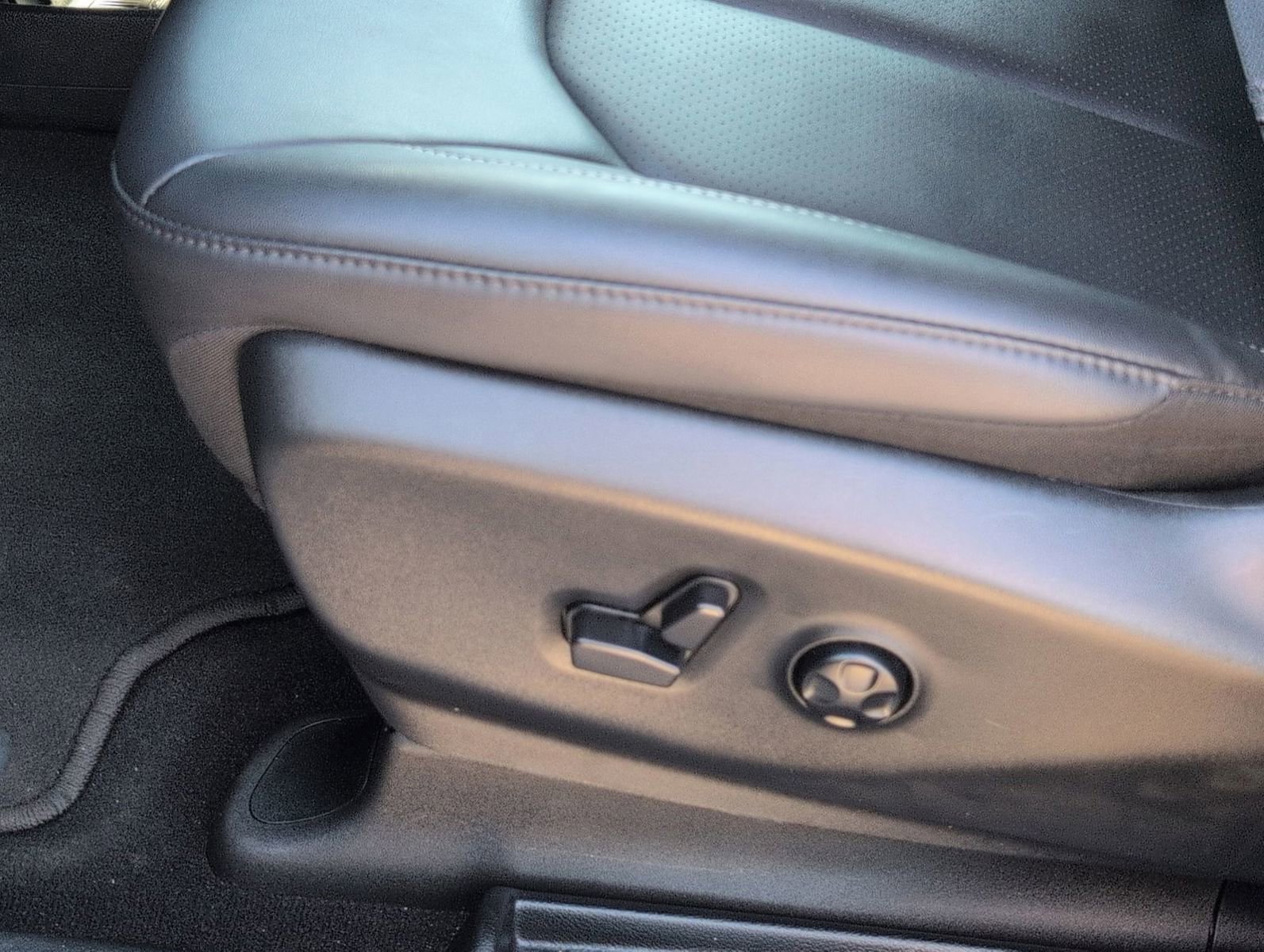 Used 2025 Chrysler Pacifica Select image 14