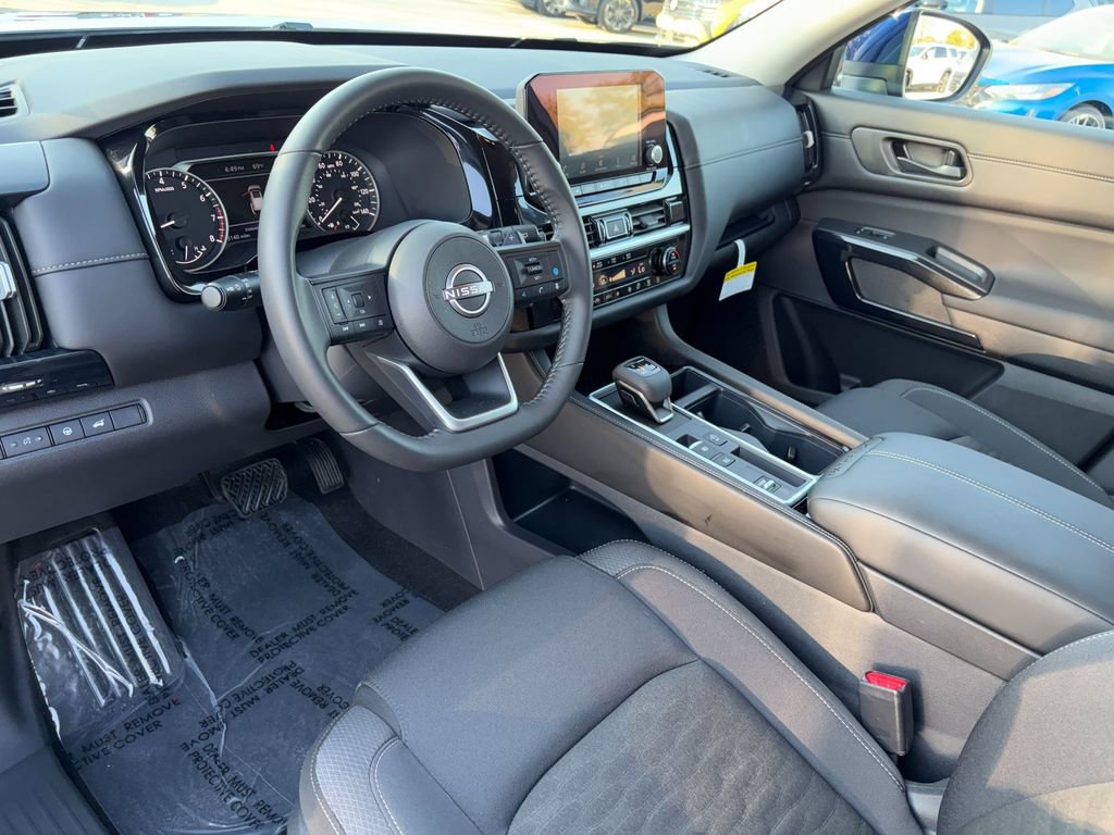Used 2025 Nissan Pathfinder SV image 8
