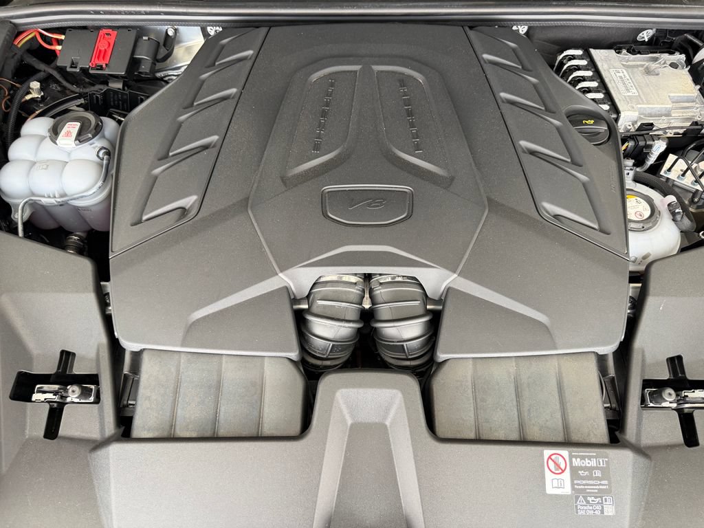 Certified 2025 Porsche Cayenne Turbo AWD/4WD image 27