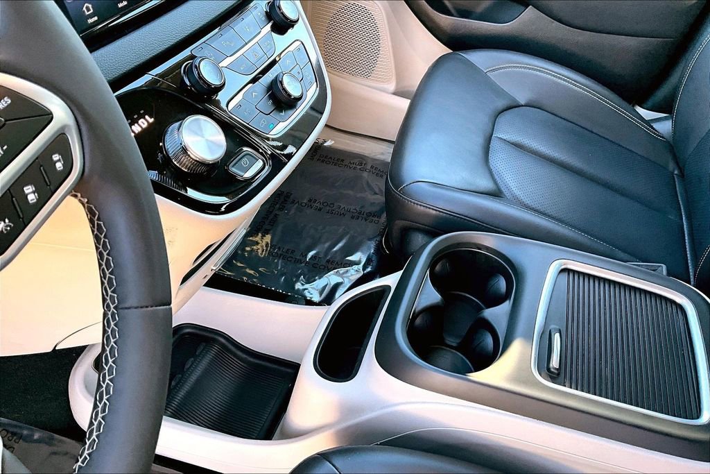 Used 2023 Chrysler Pacifica Touring-L image 18