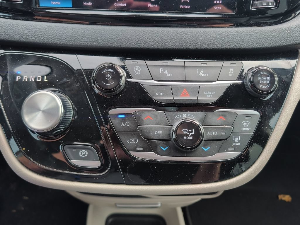 Used 2024 Chrysler Pacifica Touring-L FWD image 17