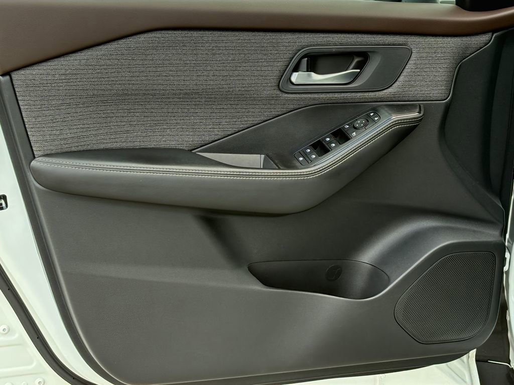 Used 2023 Nissan Rogue SV image 12