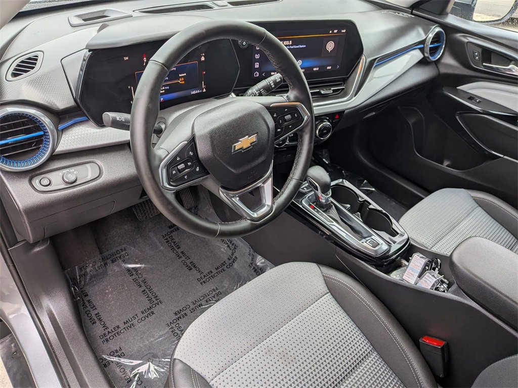 Used 2025 Chevrolet Trax LT w/ LT Convenience Package image 14