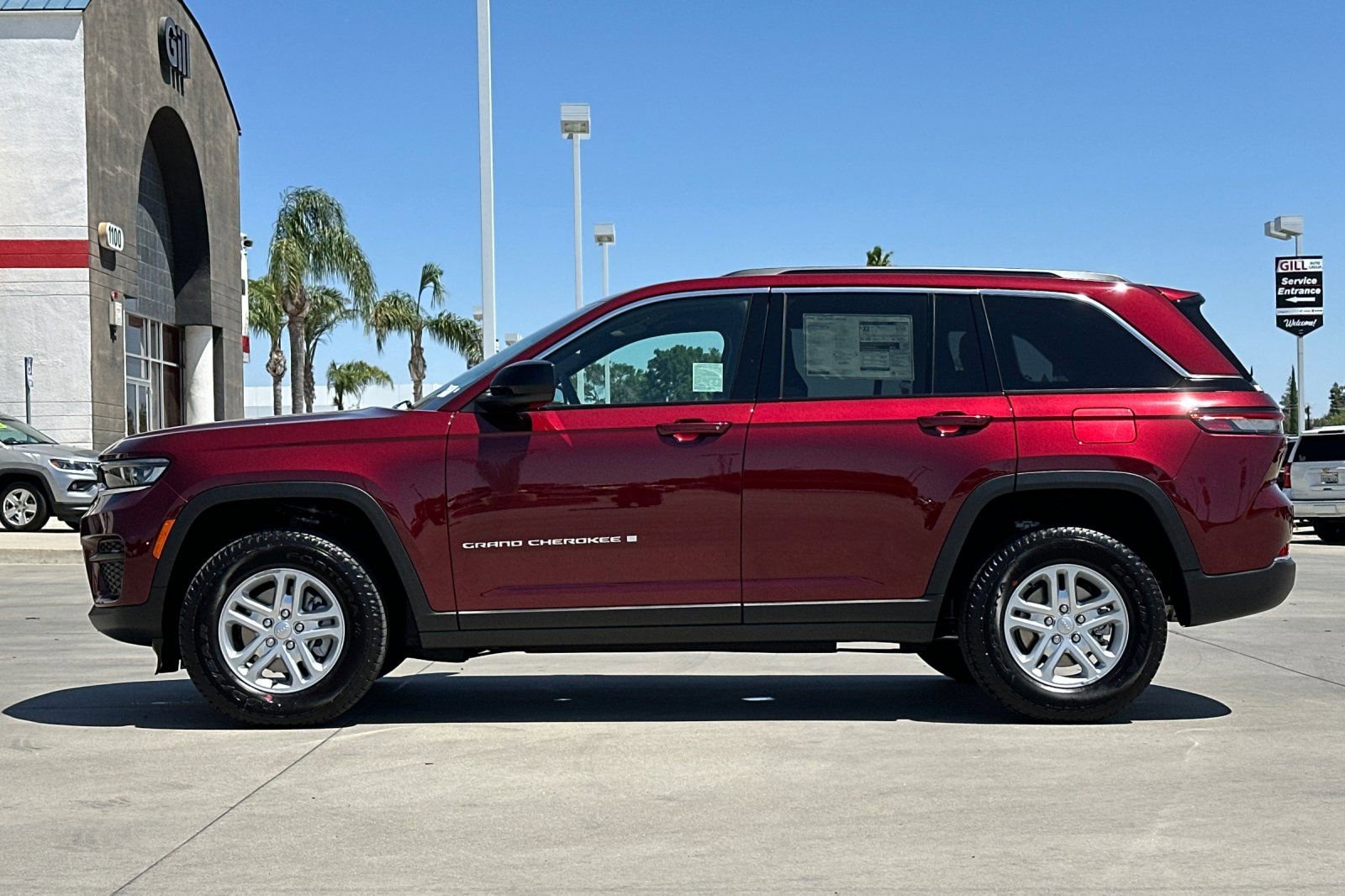 New 2025 Jeep Grand Cherokee Laredo w/ Luxury Tech Group I RWD video 3