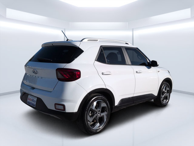 Used 2024 Hyundai Venue SEL FWD image 3