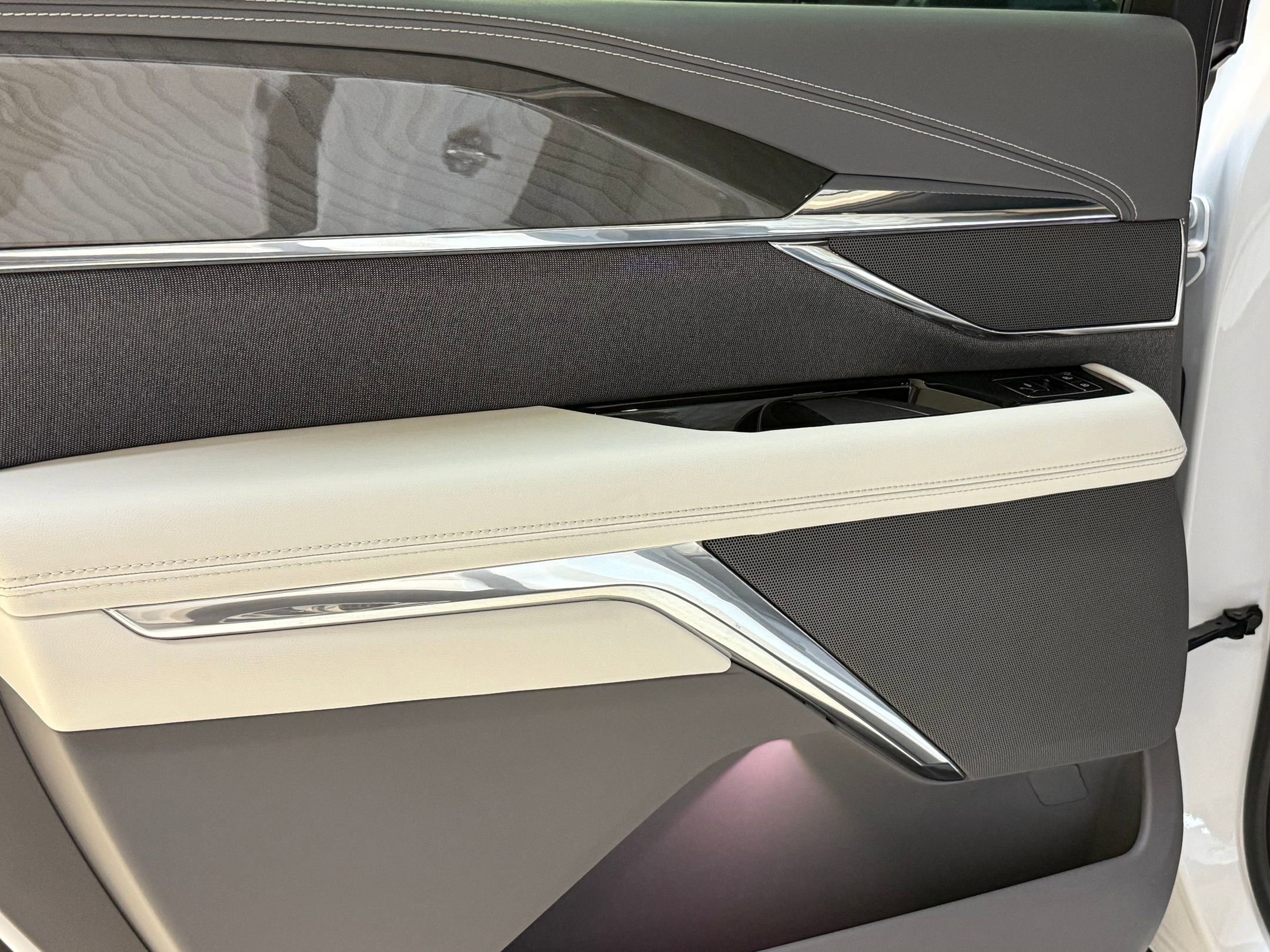 New 2025 Cadillac Escalade IQ Luxury 1 w/ Smart Trailering package image 44