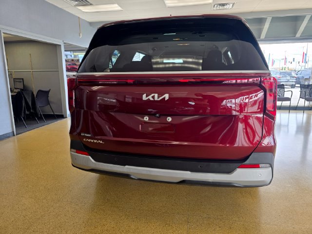 Used 2025 Kia Carnival FWD image 5
