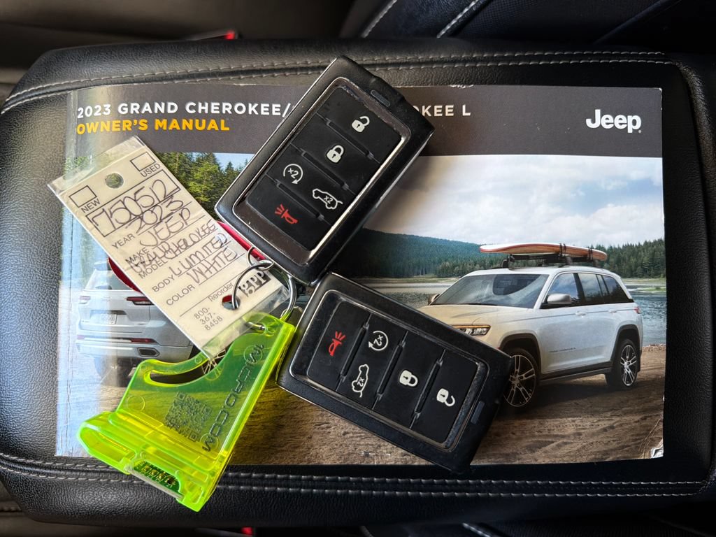 Used 2023 Jeep Grand Cherokee L Limited AWD/4WD image 39