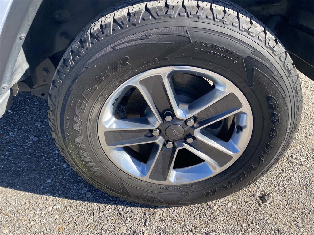 Used 2018 Jeep Wrangler Unlimited Sahara image 11