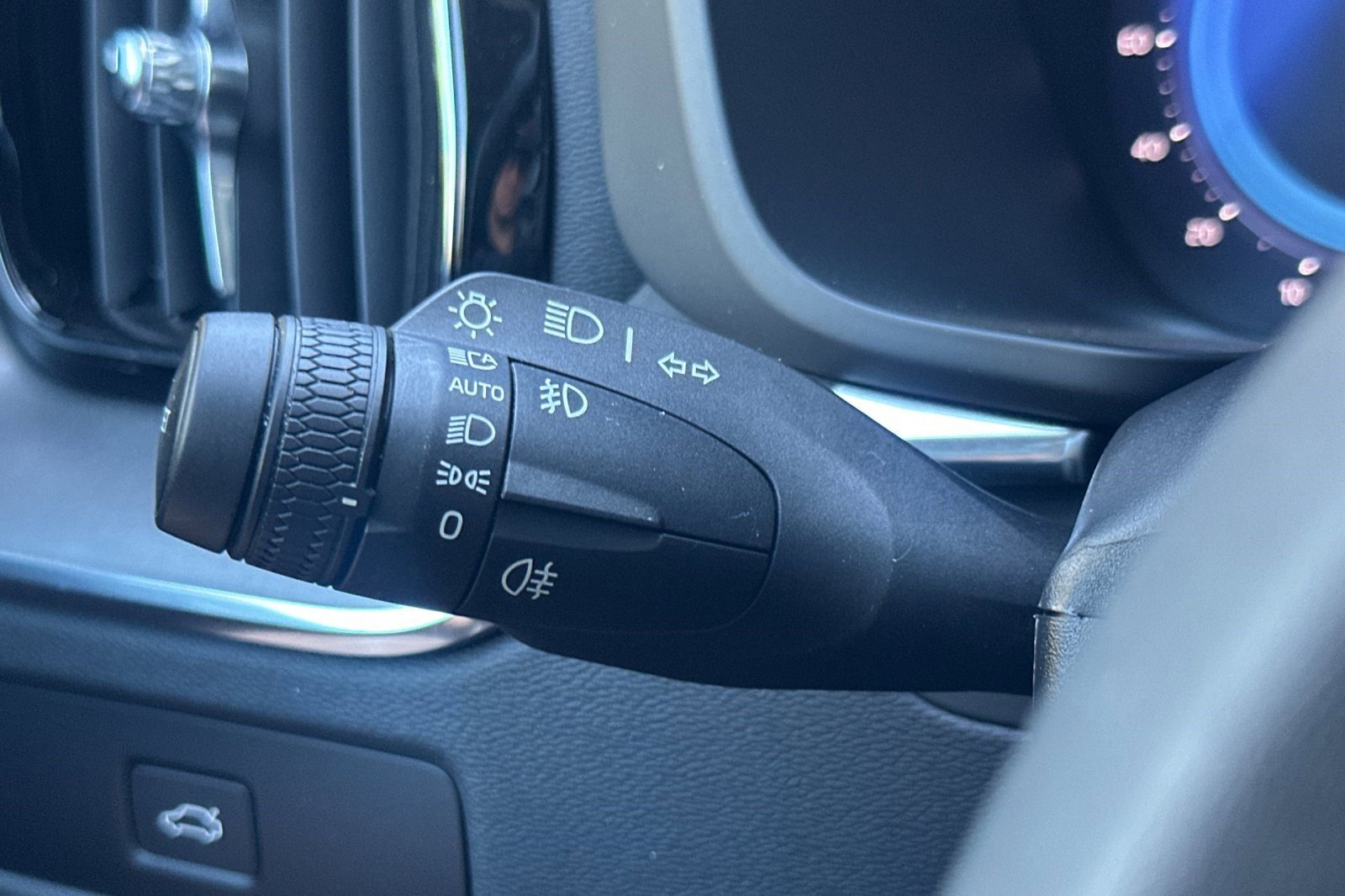 Used 2025 Volvo XC60 B5 Core image 32