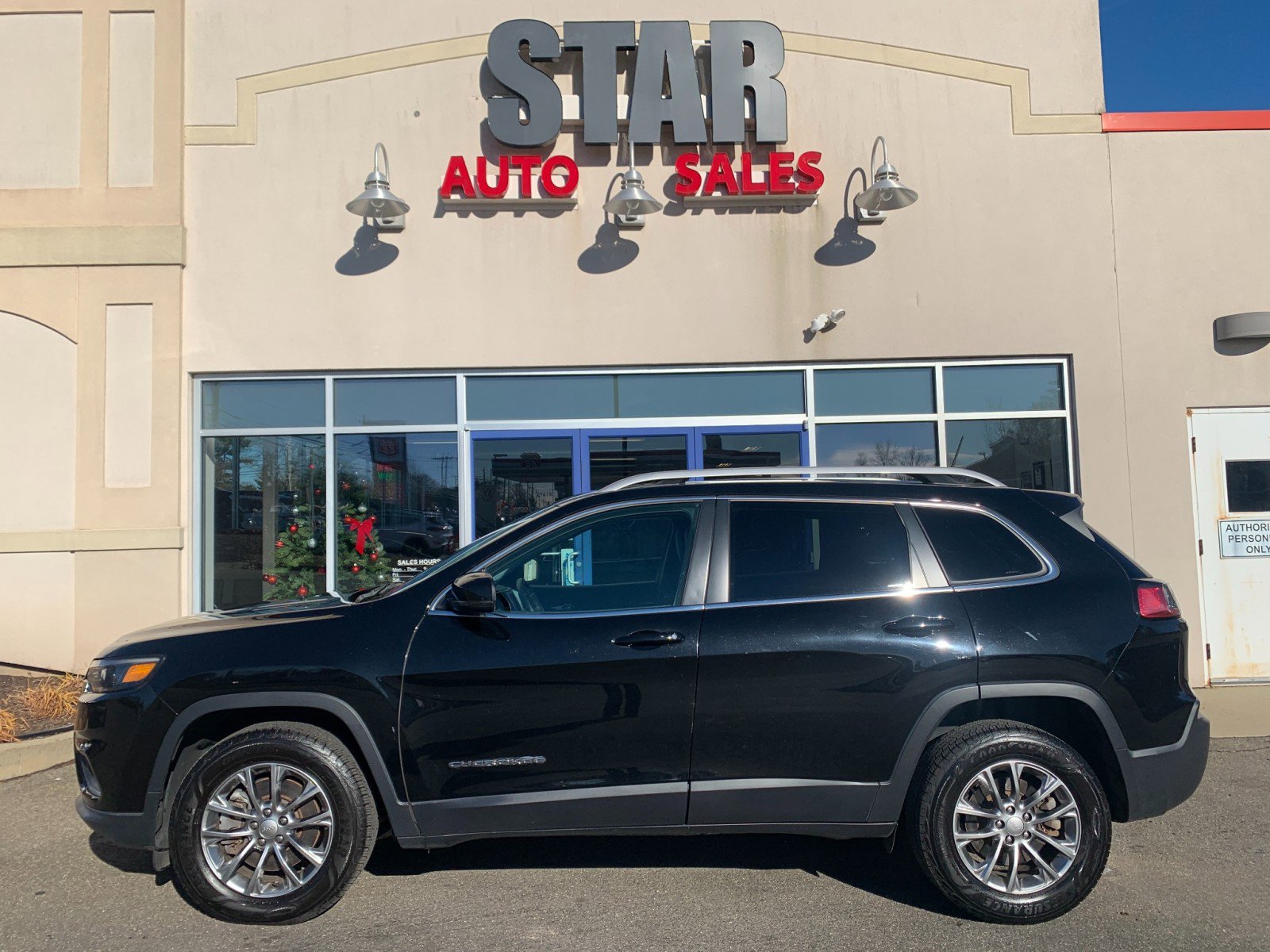 Used 2019 Jeep Cherokee Latitude Plus w/ Cold Weather Group image 4