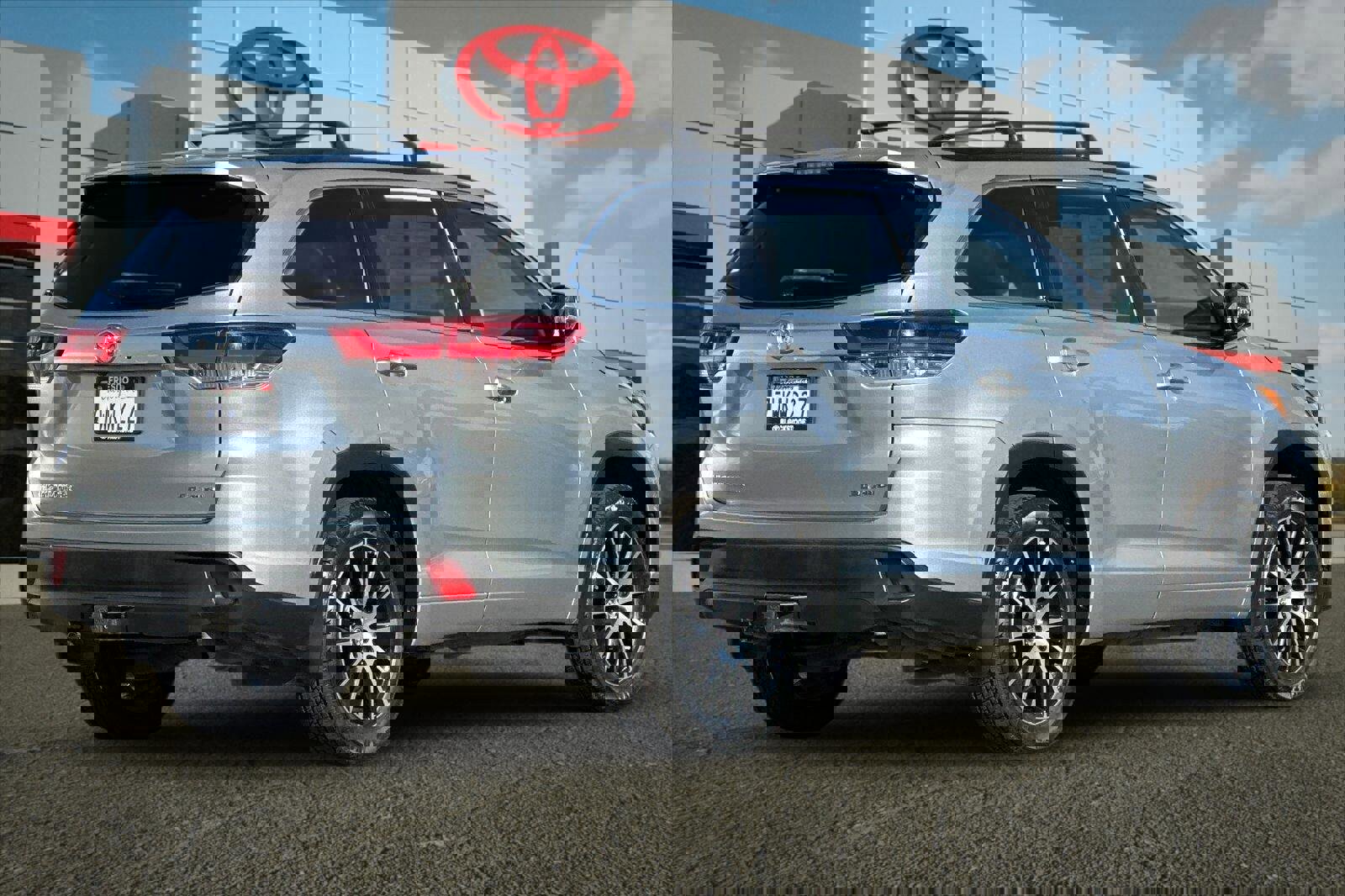 Certified 2017 Toyota Highlander SE image 3