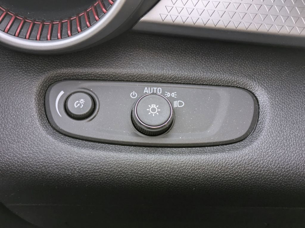 Certified 2025 Chevrolet Trax RS w/ Sunroof Package image 17