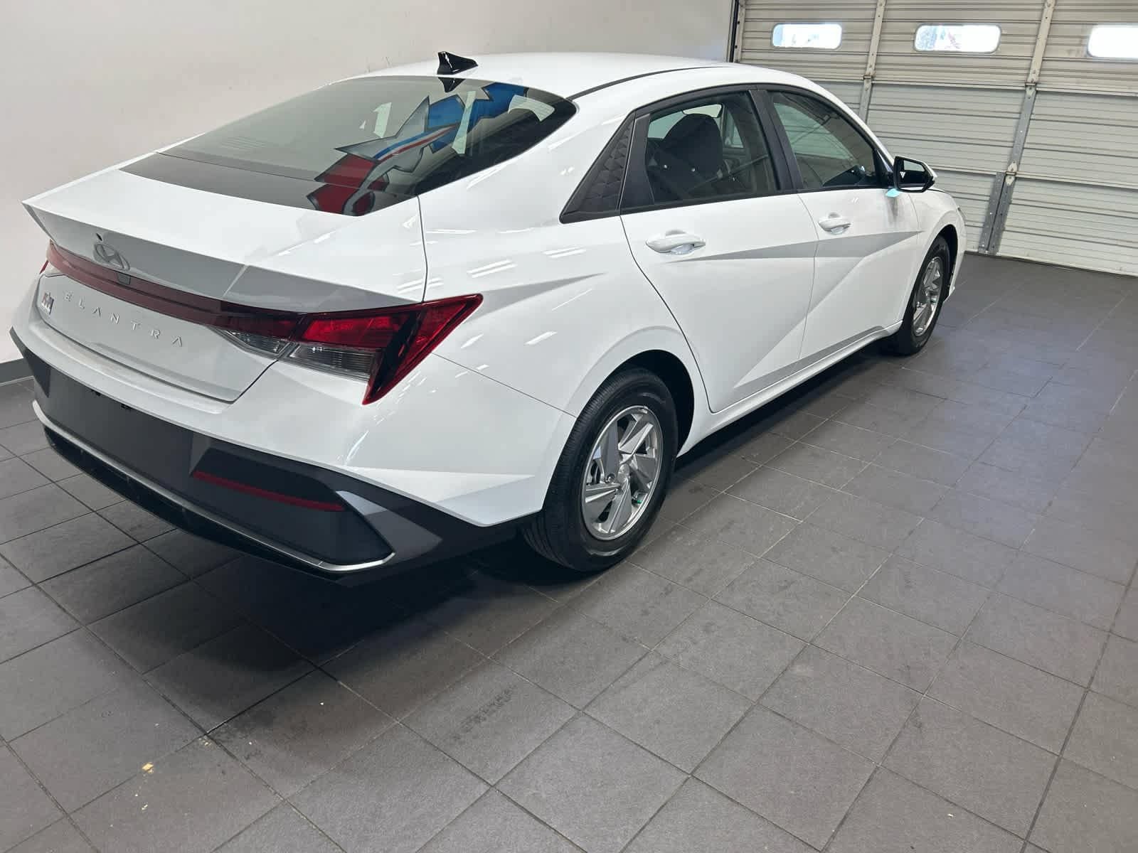 New 2026 Hyundai Elantra SE FWD image 3