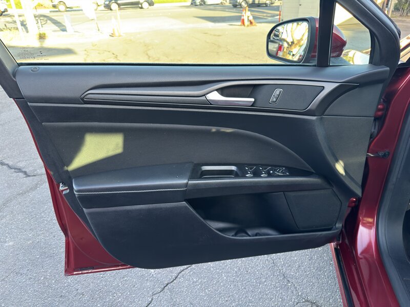 Used 2018 Ford Fusion SE w/ Equipment Group 201A FWD image 21