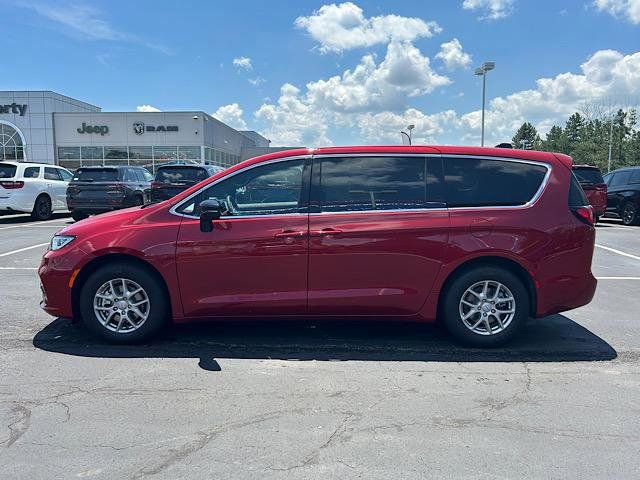 New 2025 Chrysler Pacifica Select image 3