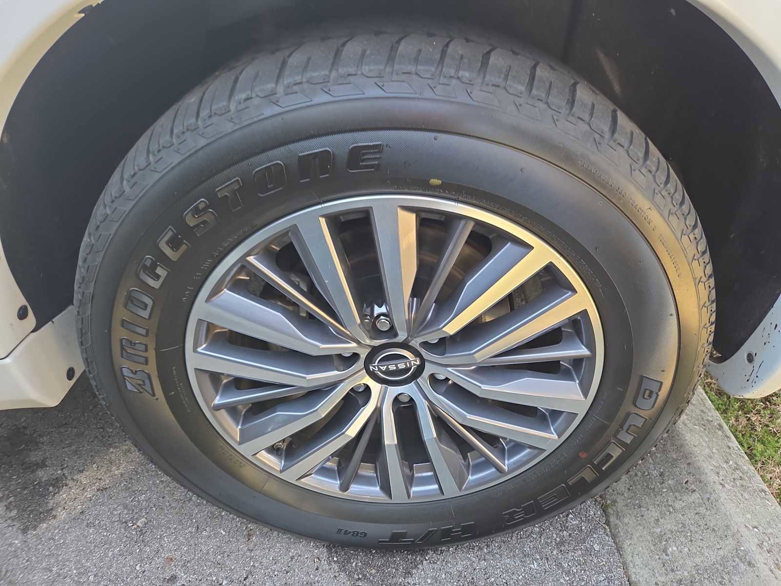 Used 2024 Nissan Armada SL w/ Captain's Chairs Package image 7