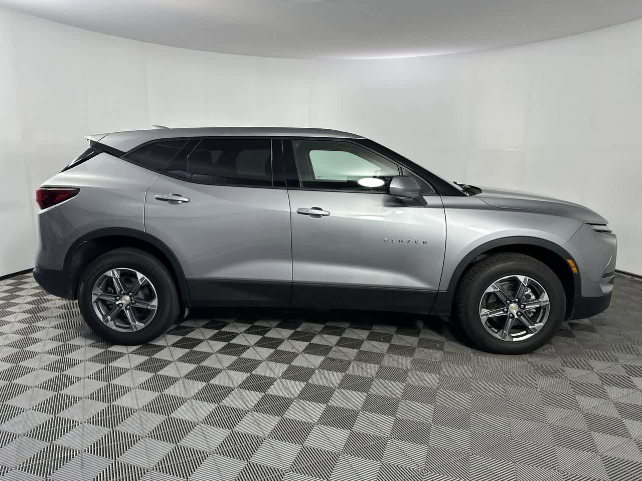 Used 2025 Chevrolet Blazer LT FWD image 9