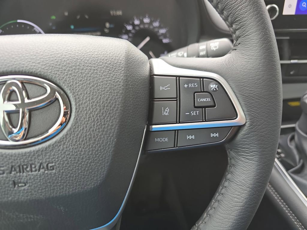 Used 2025 Toyota Sienna XLE FWD image 19