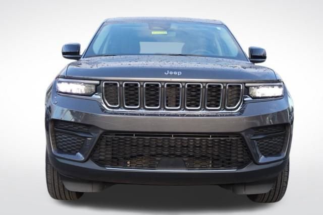 Used 2023 Jeep Grand Cherokee Laredo image 4