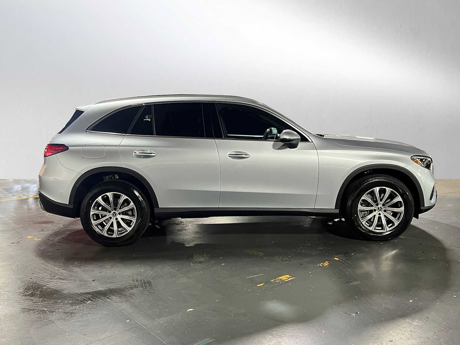 Used 2025 Mercedes-Benz GLC 300 4MATIC image 6