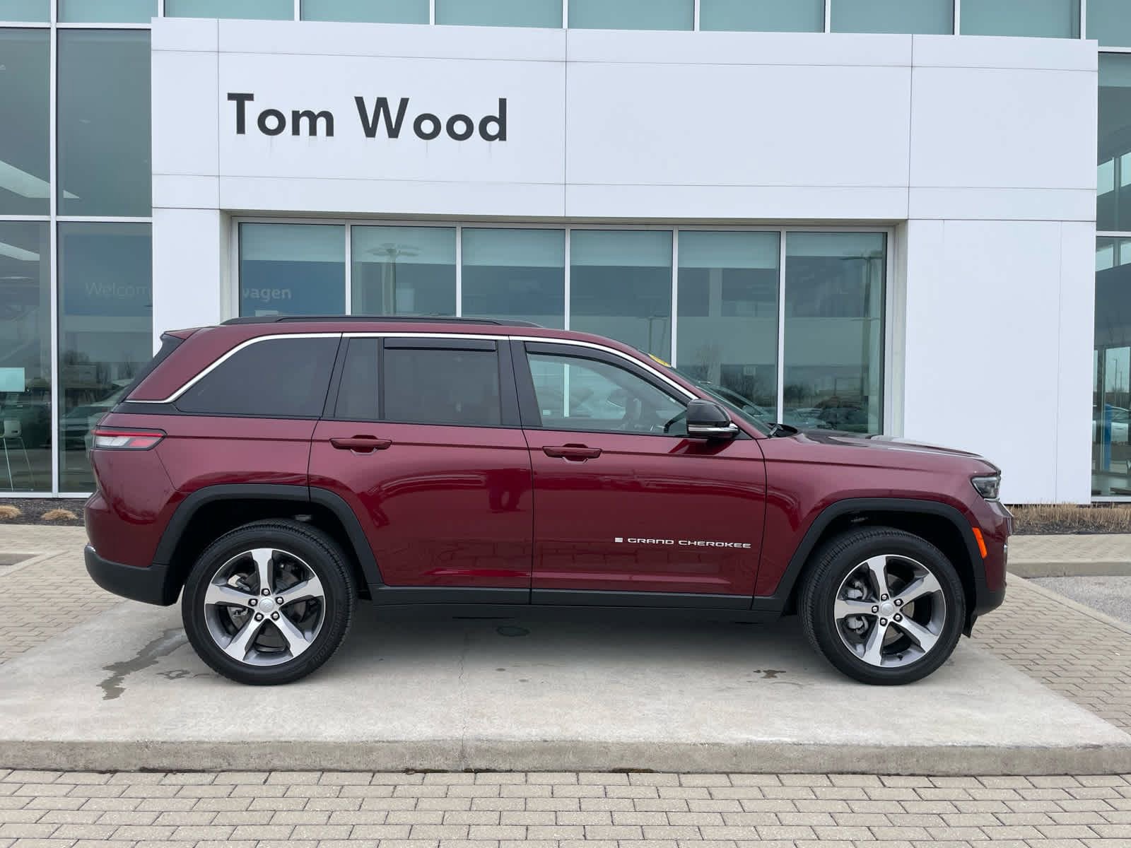 Used 2025 Jeep Grand Cherokee Limited w/ Trailer Tow Package AWD/4WD image 15