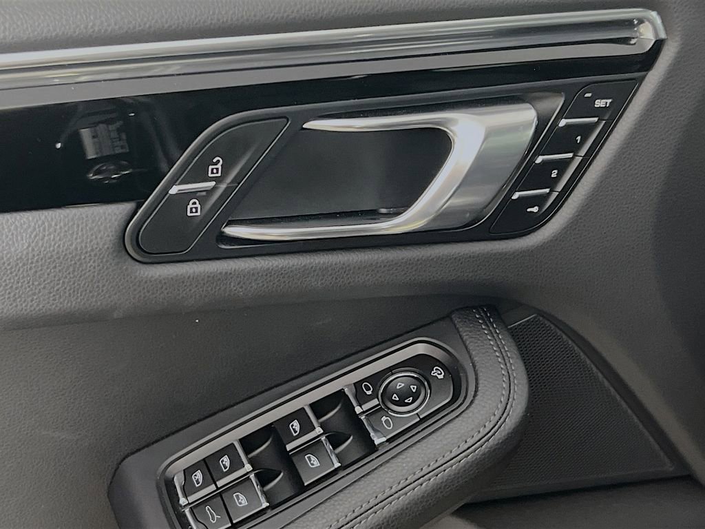 Certified 2025 Porsche Macan AWD/4WD image 20