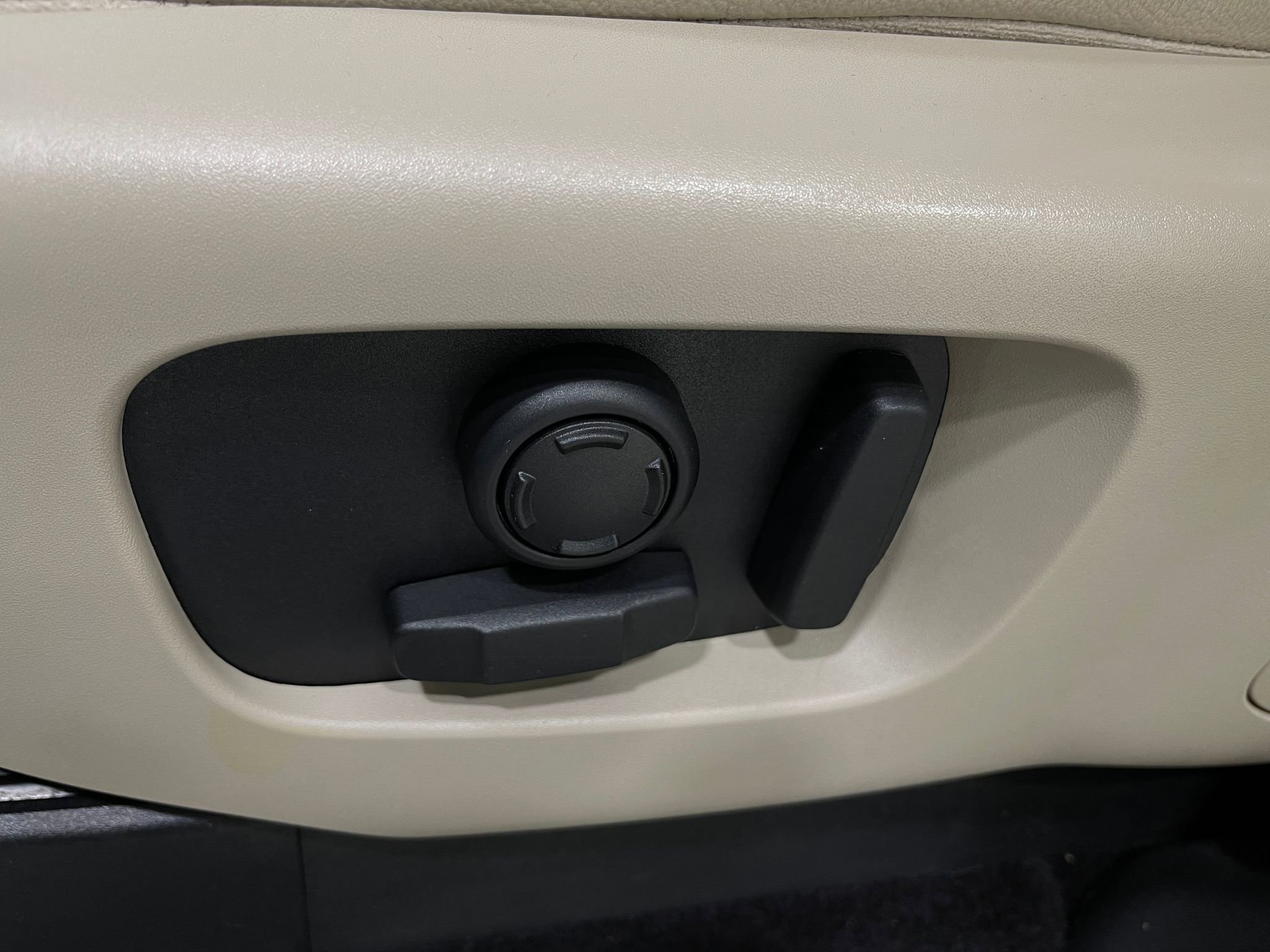 Used 2020 Land Rover Discovery Landmark AWD/4WD image 17