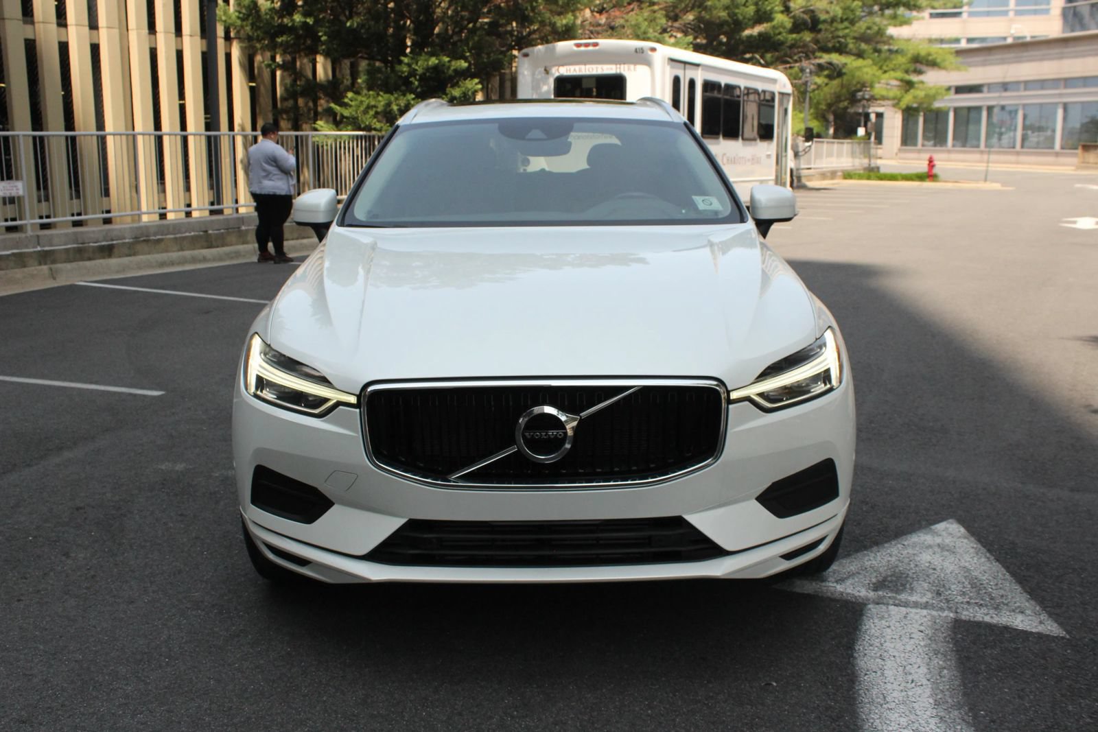 Used 2019 Volvo XC60 T5 Momentum w/ Multimedia Package AWD/4WD image 3
