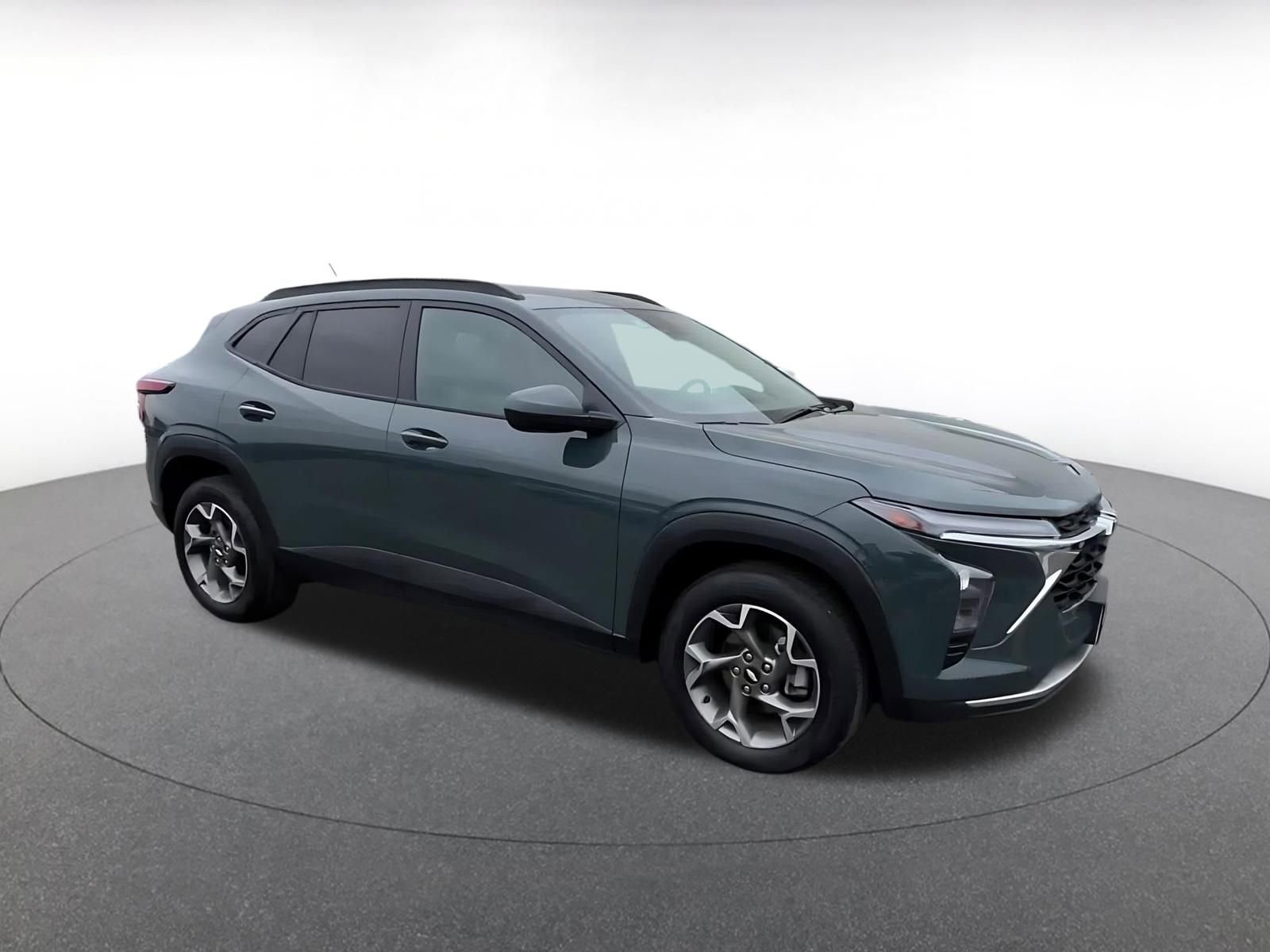 Used 2025 Chevrolet Trax LT FWD image 2