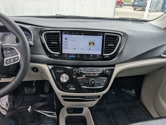 Used 2024 Chrysler Pacifica Touring-L image 3