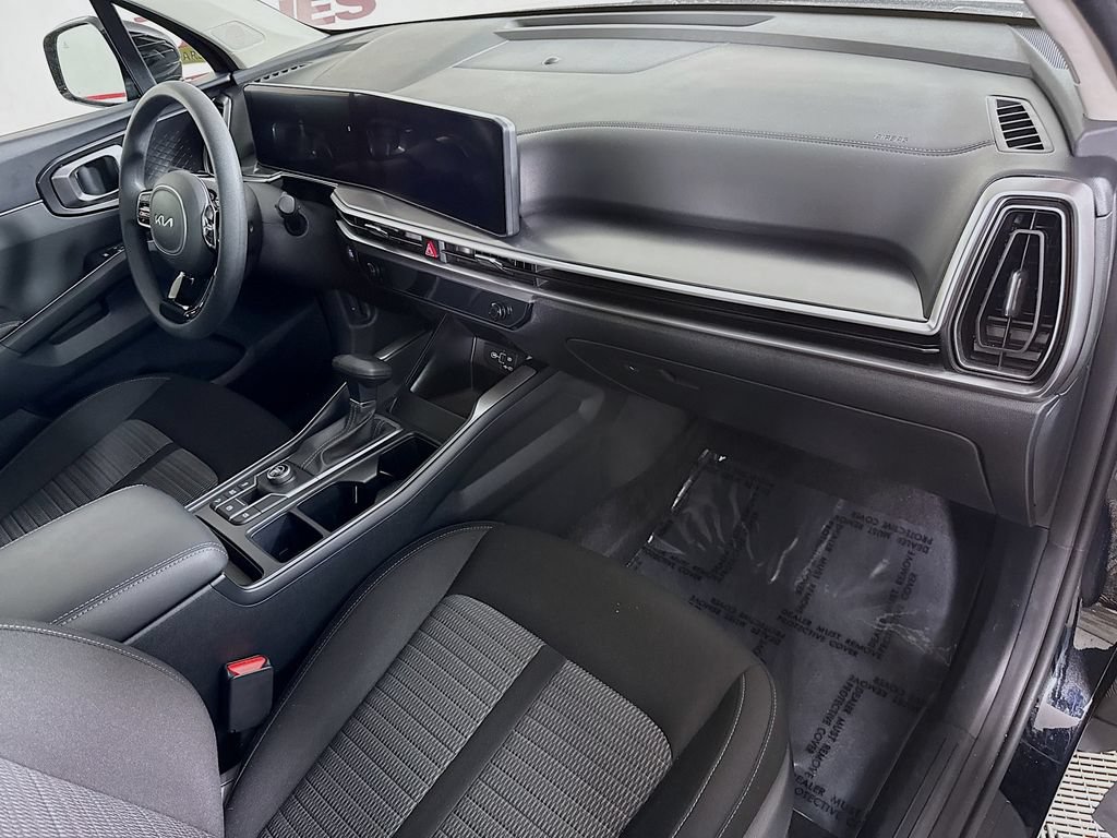 Certified 2025 Kia Sorento LX FWD image 31