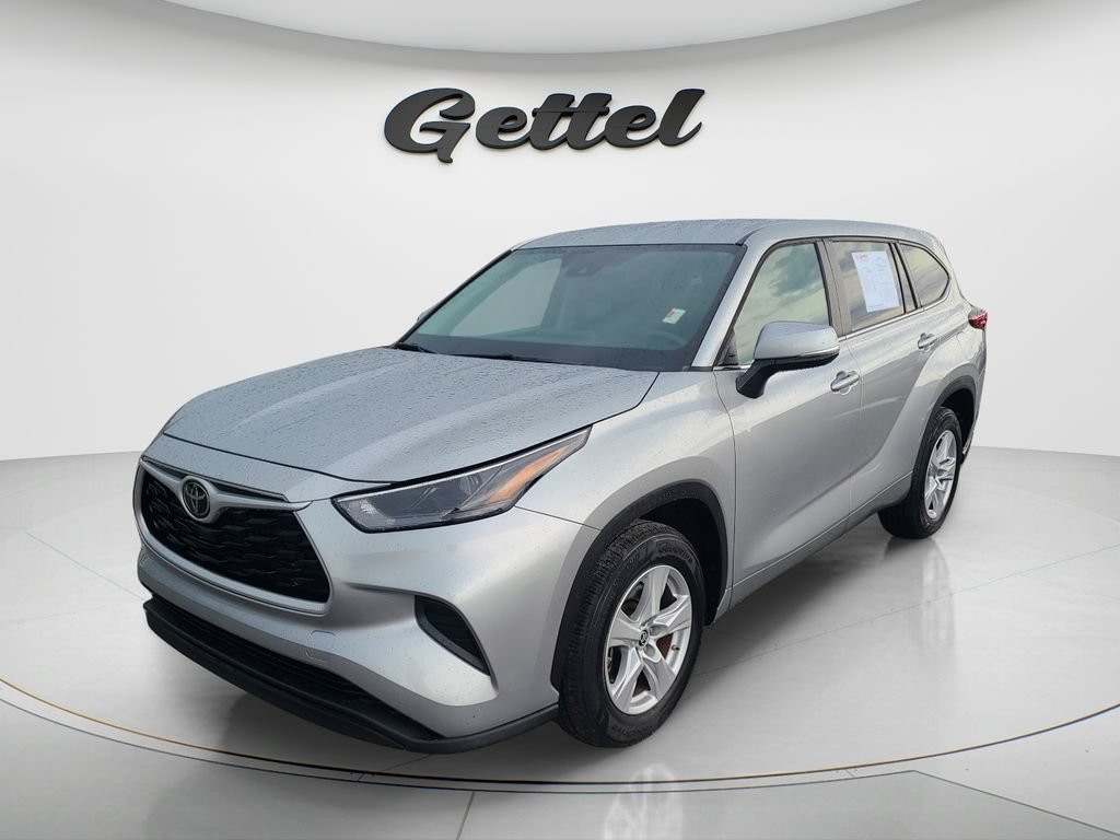 Used 2023 Toyota Highlander L FWD image 1