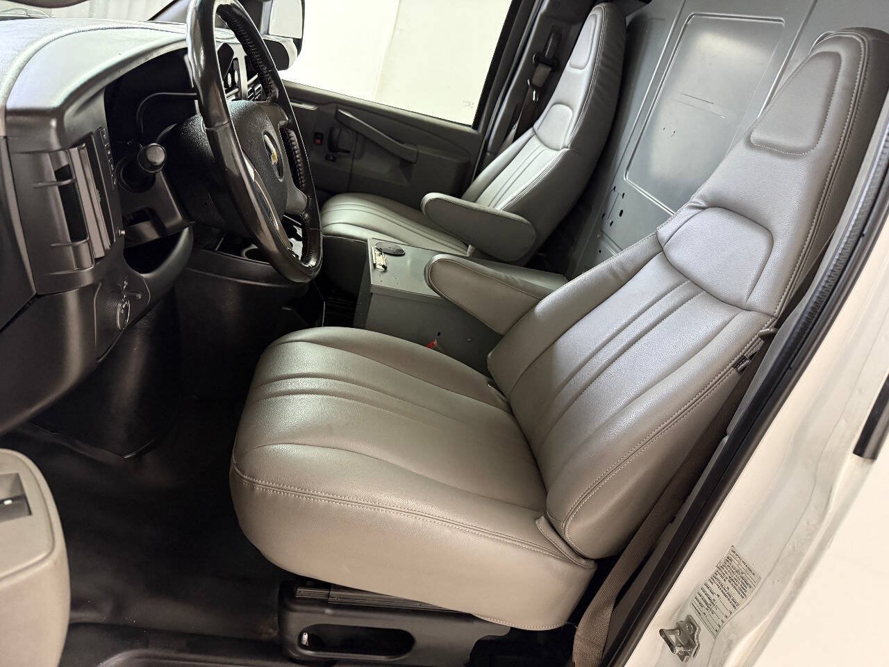 Used 2018 Chevrolet Express 3500 Extended w/ Driver Convenience Package RWD image 33
