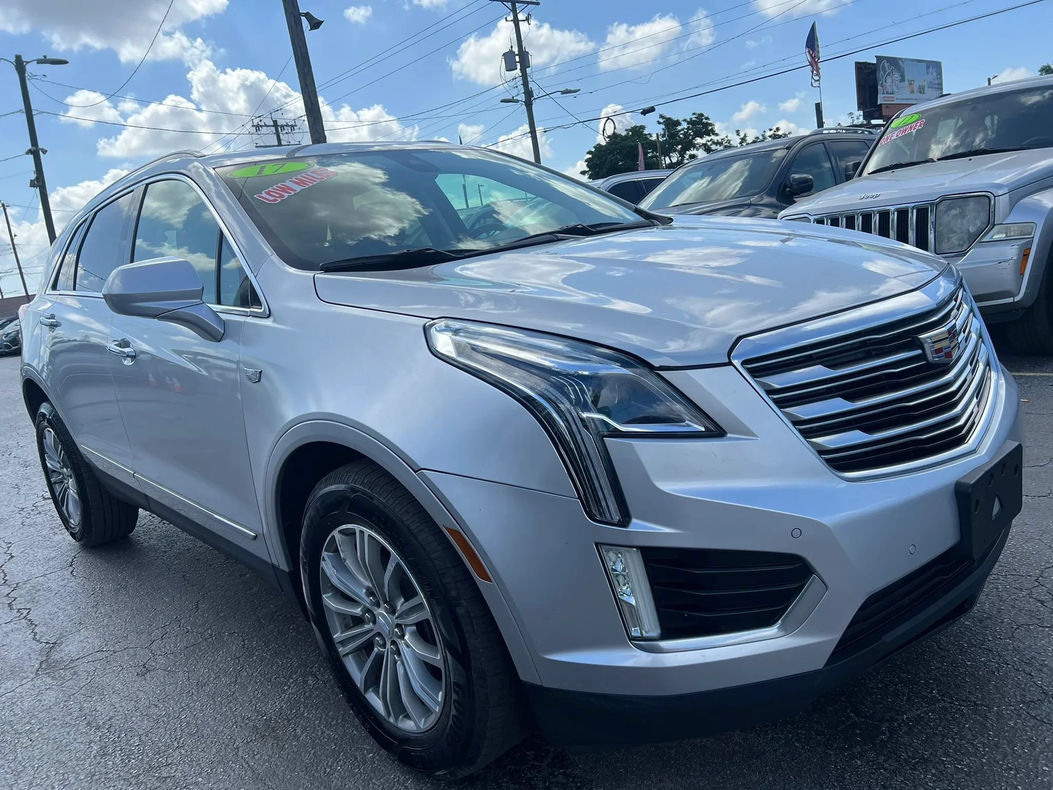Used 2017 Cadillac XT5 Luxury w/ Driver Awareness Package FWD image 4