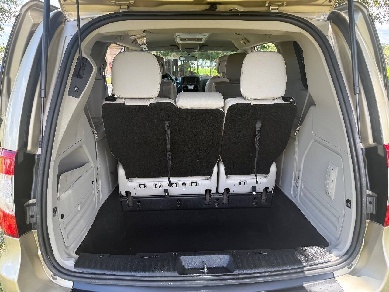 Used 2011 Chrysler Town & Country Touring FWD image 8