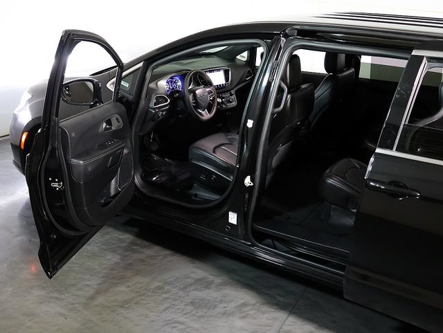 Used 2025 Chrysler Pacifica Select FWD image 5