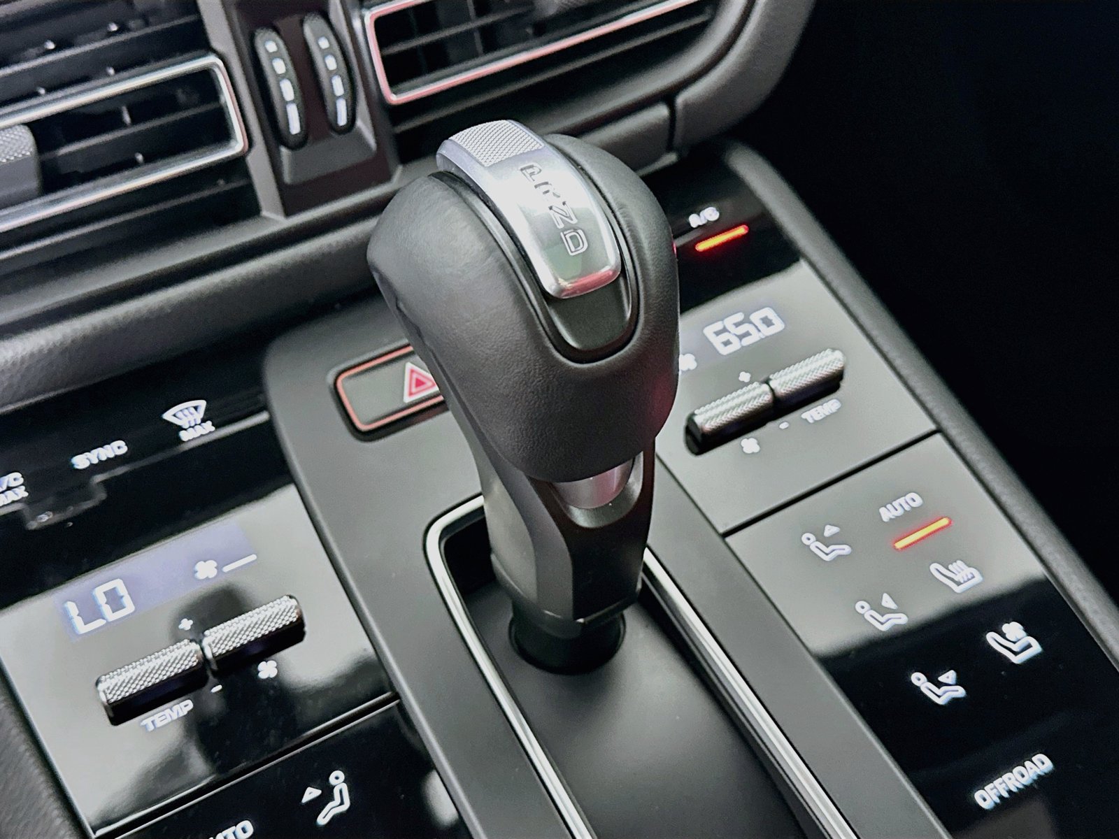 Used 2023 Porsche Macan AWD/4WD image 28