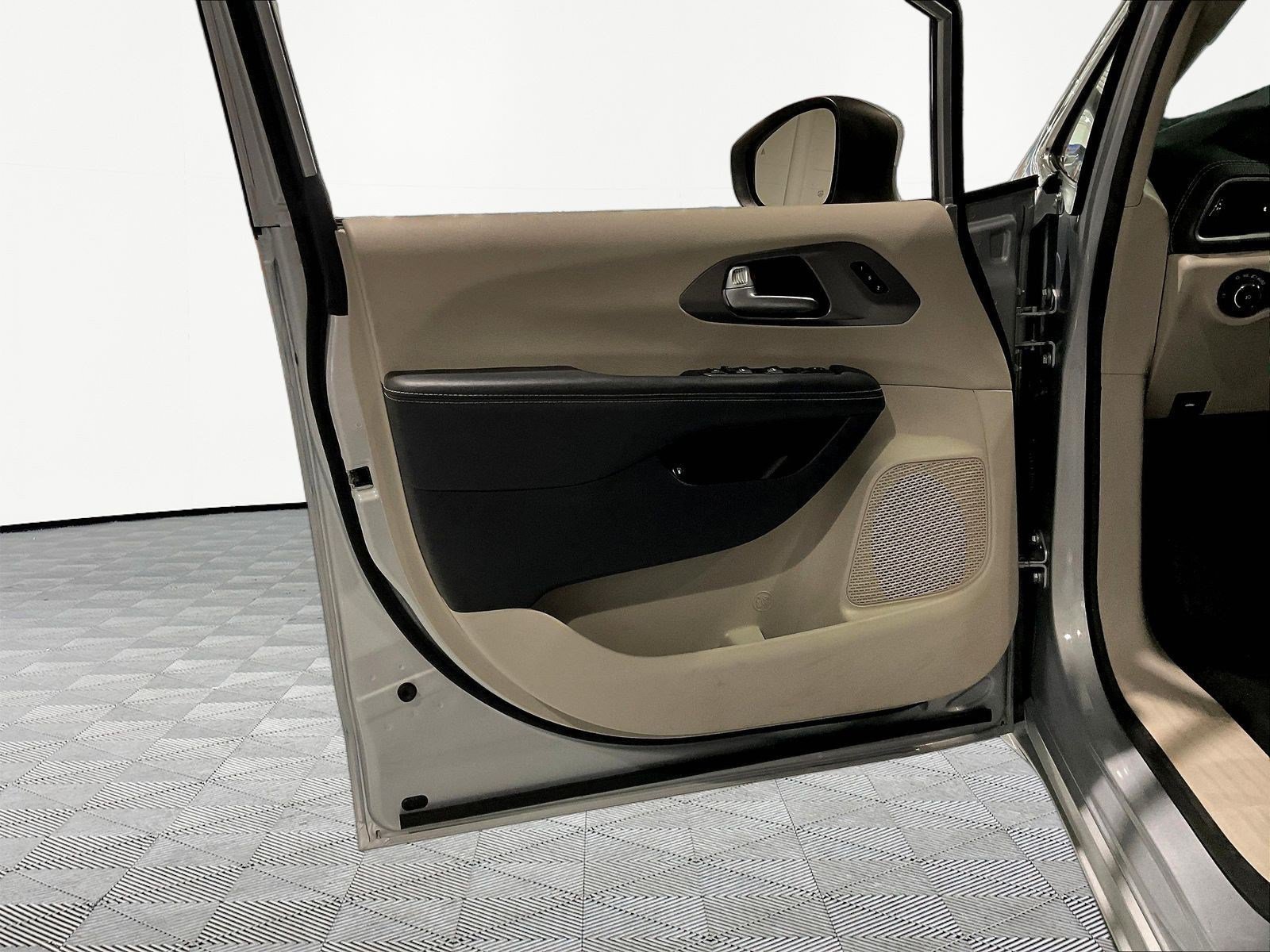 Used 2023 Chrysler Pacifica Touring-L FWD image 18