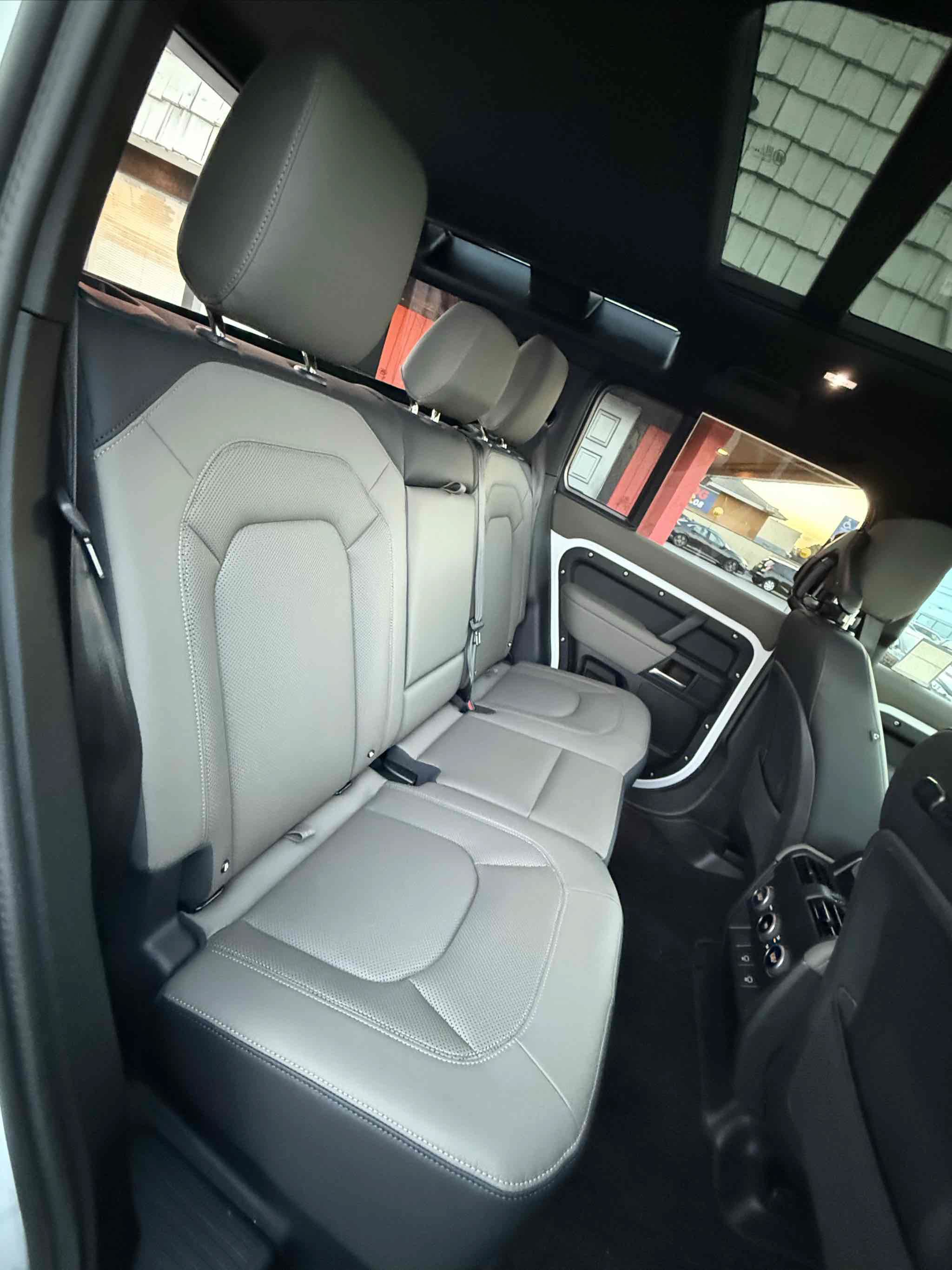 Used 2025 Land Rover Defender 110 X-Dynamic SE AWD/4WD image 21