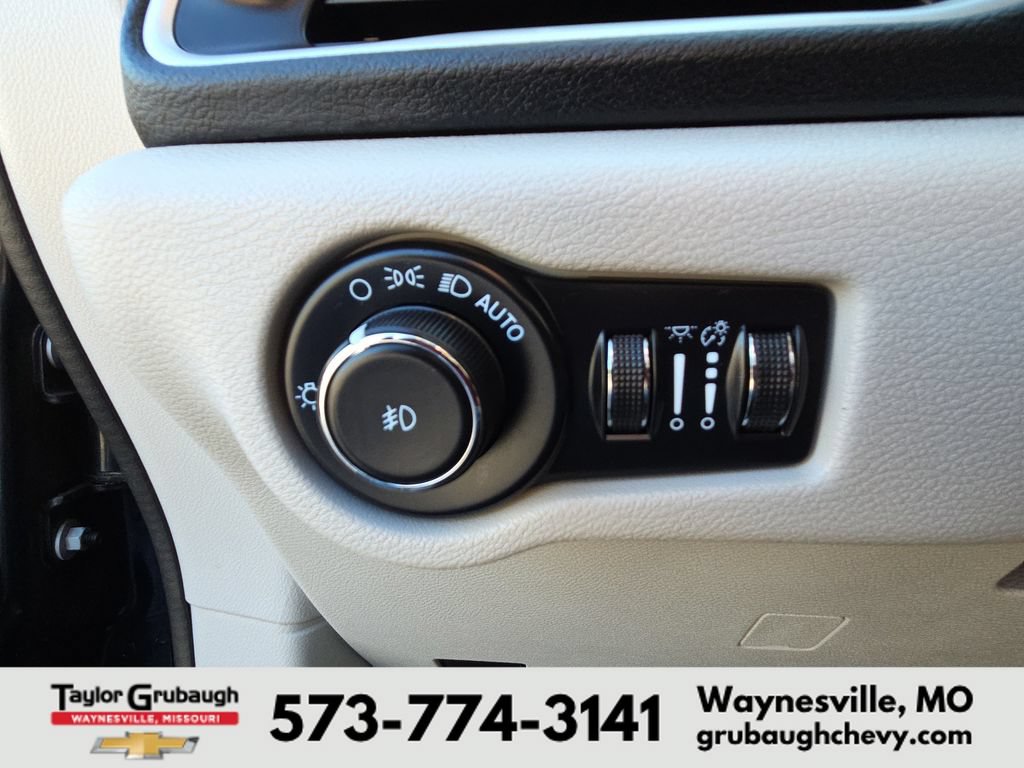 Used 2023 Chrysler Pacifica Touring-L FWD image 20