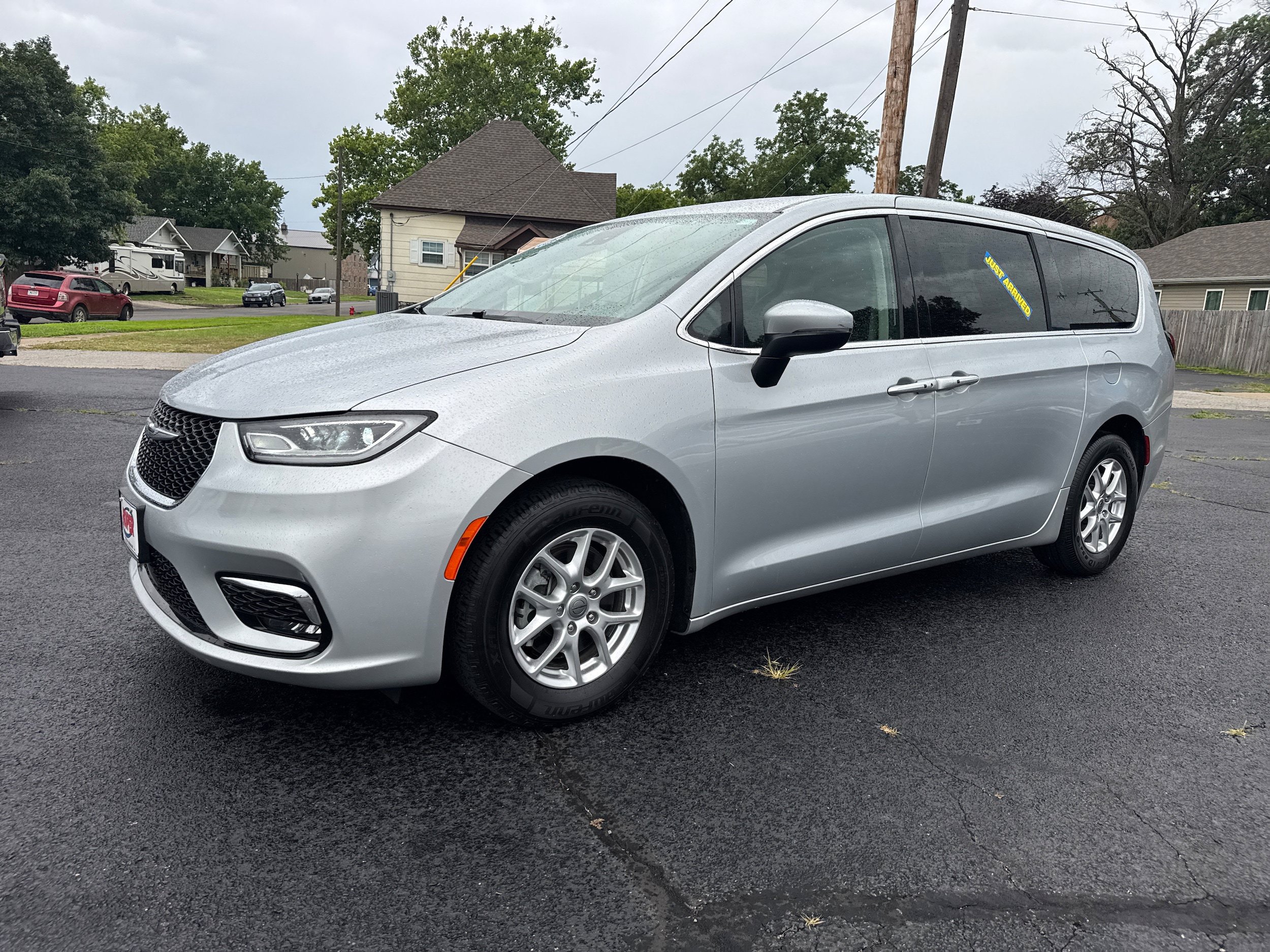 Used 2023 Chrysler Pacifica Touring-L FWD image 2