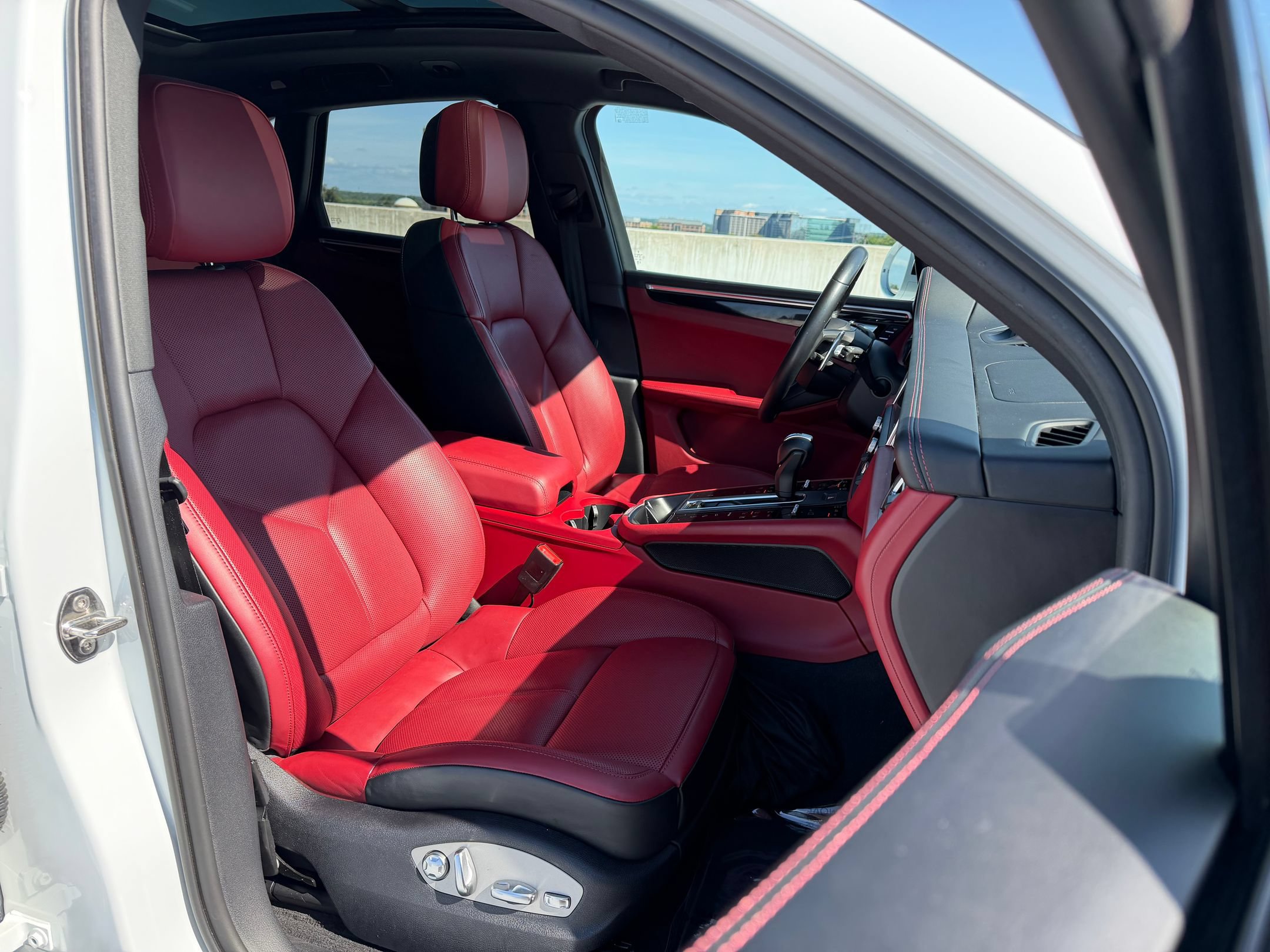 Certified 2023 Porsche Macan AWD/4WD image 21