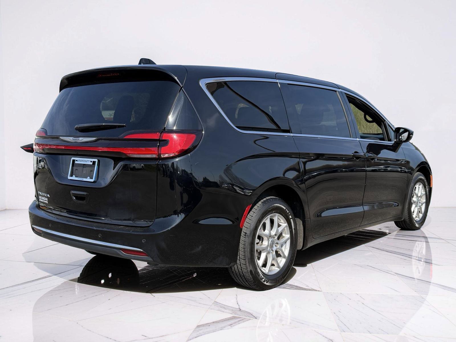 Used 2025 Chrysler Pacifica Select image 2