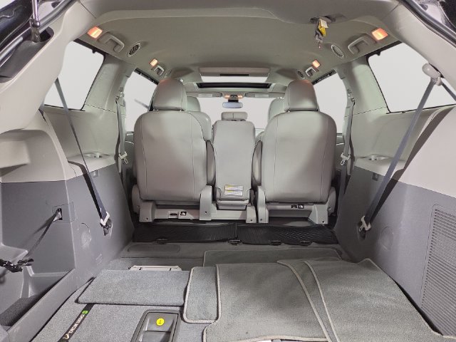 Used 2019 Toyota Sienna XLE Premium FWD image 34